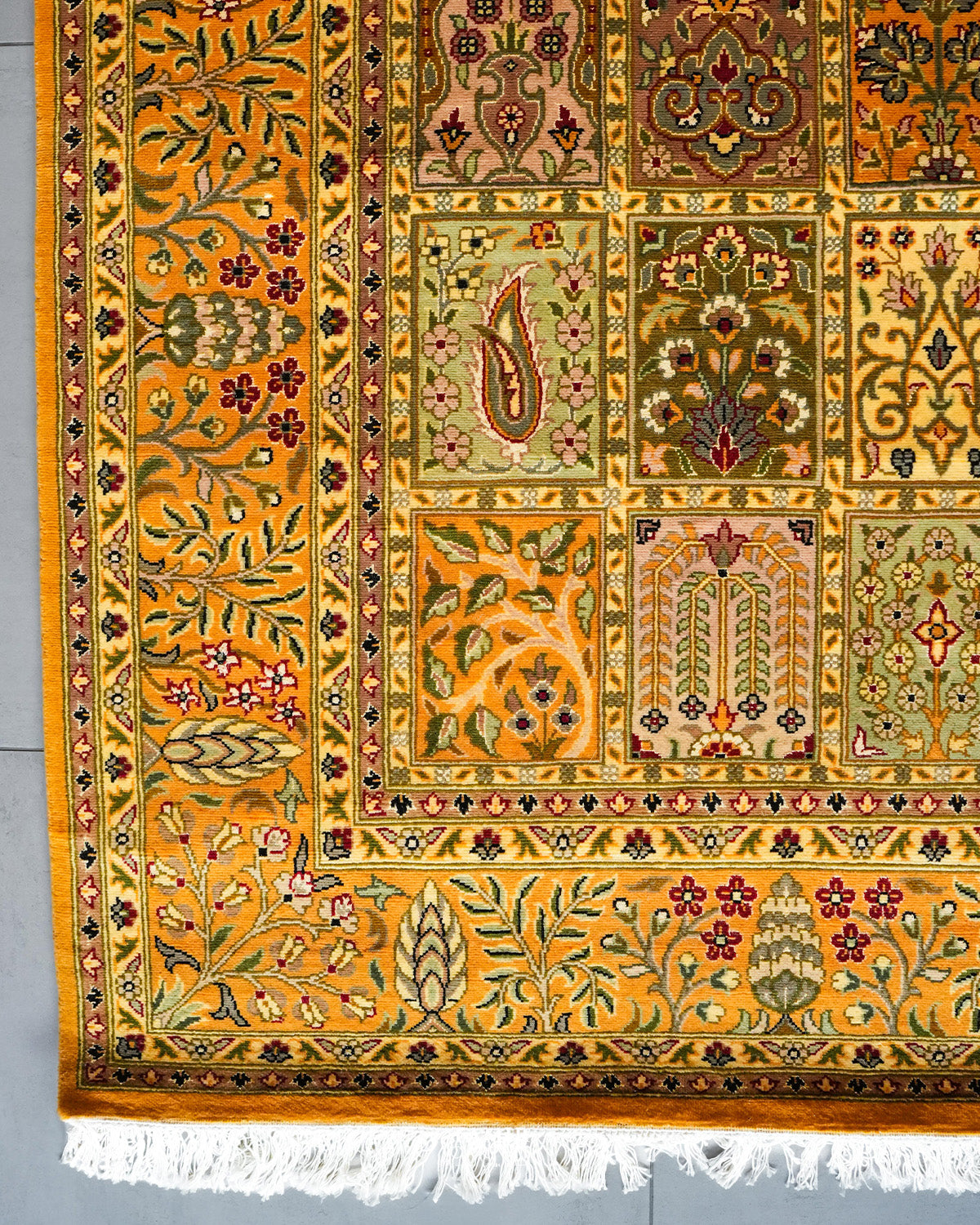 Corner border and white fringe of the Bakhtiari Mustard 6x9 Persian rug