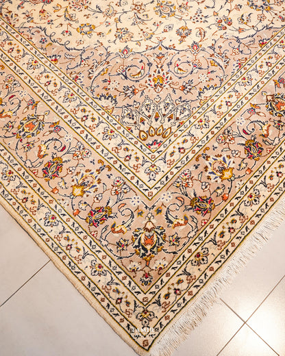 Angled corner view of the handmade Kashaan 9x12 Persian rug