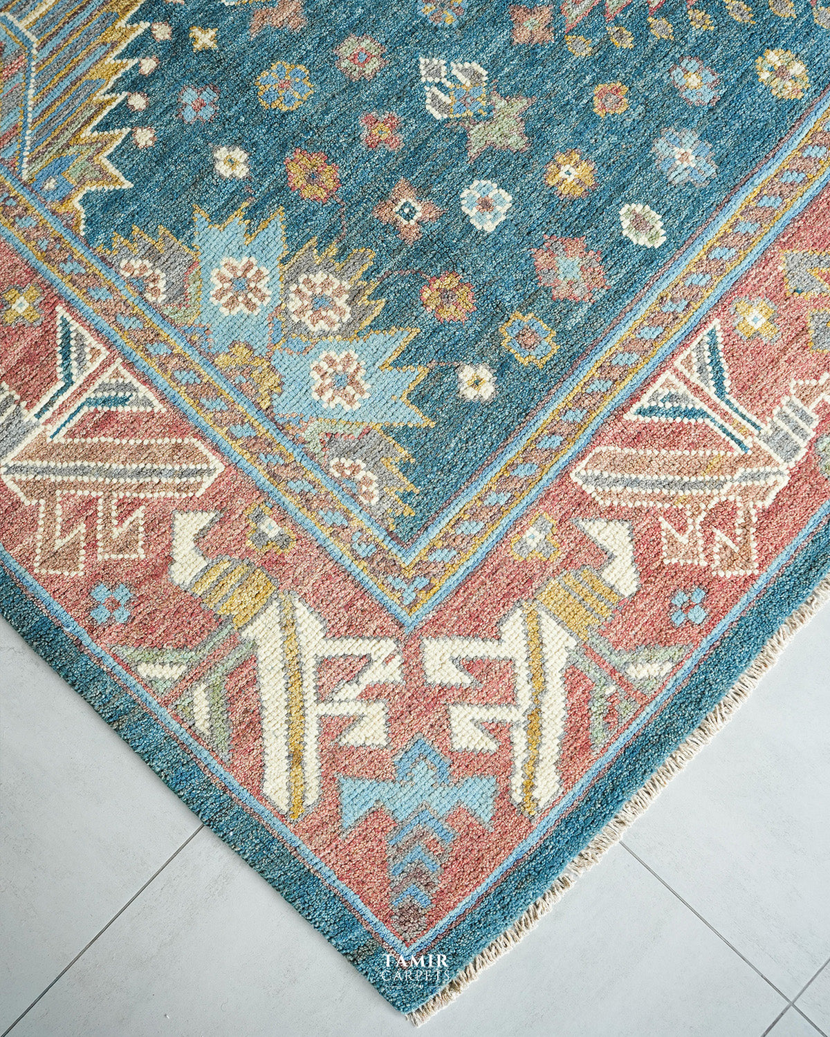Dusty pink border corner of the Oushak rug with fringe