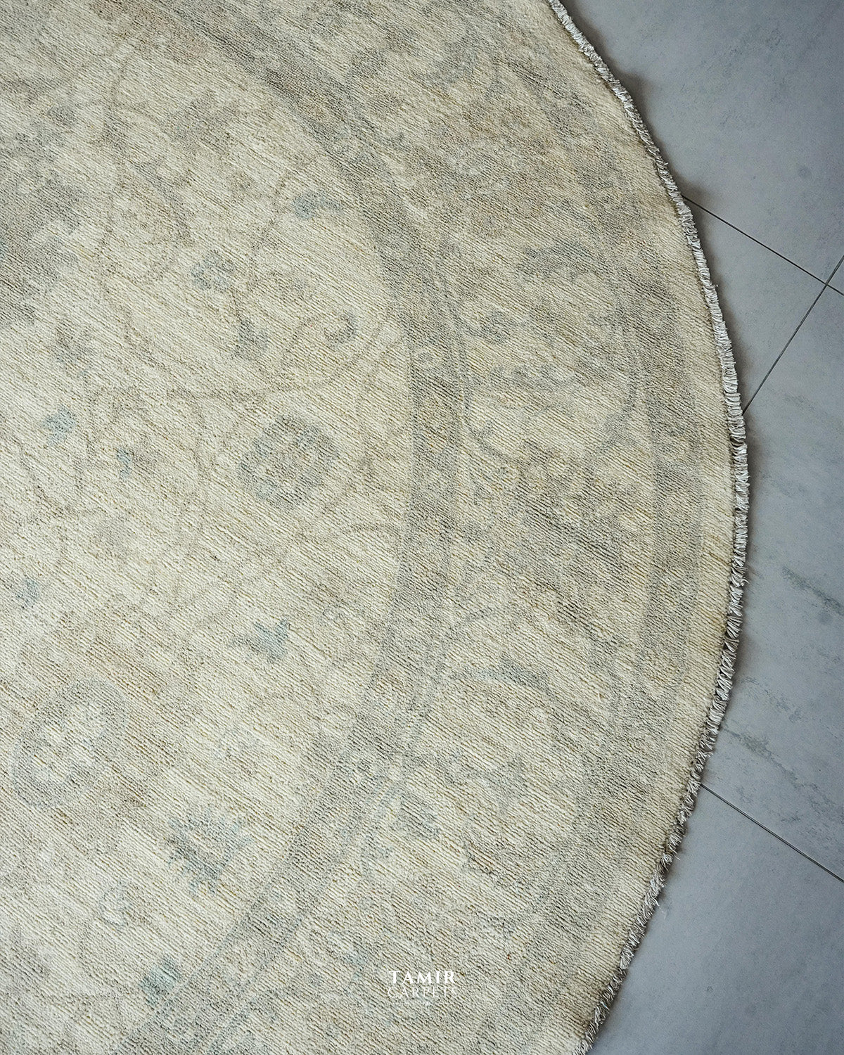 Curved edge and circular border of the Round Oushak rug