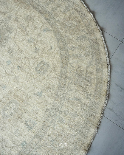 Curved edge and circular border of the Round Oushak rug