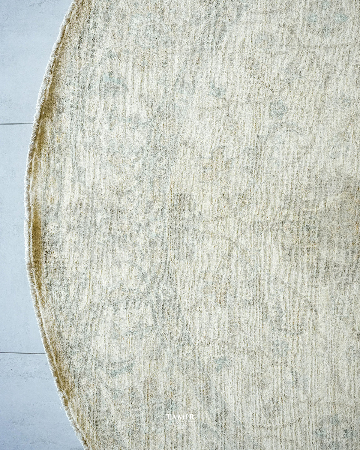 Side view of the handmade Round Oushak 8x8 rug border